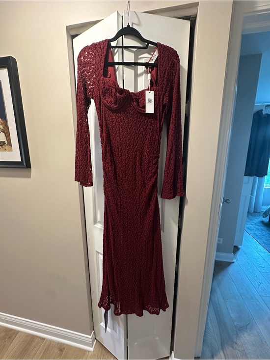 Astr Dresses & Skirts - ASTR Women’s Burgundy Lace Midi Dress with Sweetheart Neckline